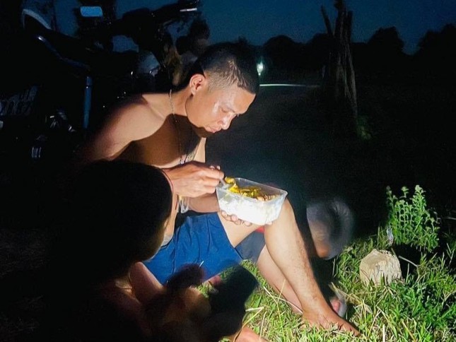 'Chảo lửa' Nghệ An lại mất điện, người dân đổ ra đường ăn cơm, hóng mát ảnh 6