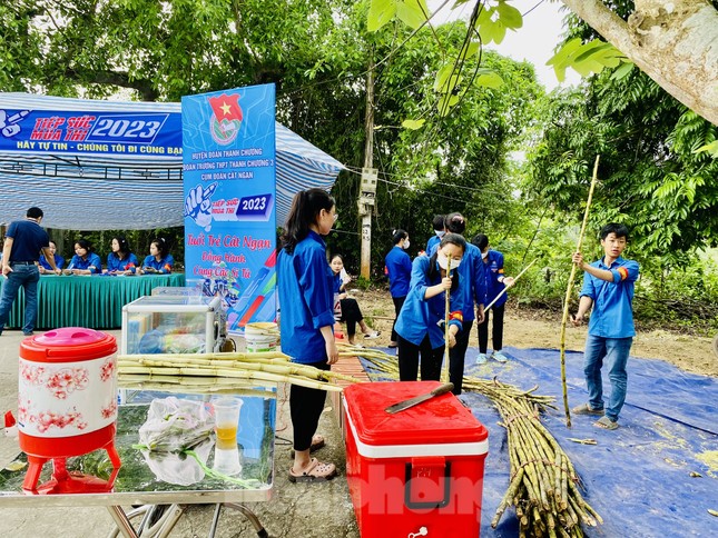 Nữ sinh khuyết tật được thanh niên tình nguyện cõng vào phòng thi ảnh 4