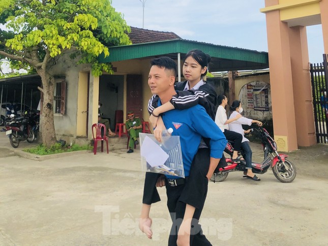 Nữ sinh khuyết tật được thanh niên tình nguyện cõng vào phòng thi ảnh 1