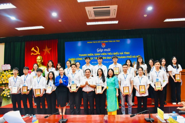 Gặp mặt 150 thanh niên, sinh viên tiêu biểu Hà Tĩnh đang công tác, học tập trên địa bàn TP Hà Nội ảnh 7