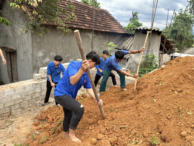 Đoàn viên thanh niên góp gạch, giúp Bí thư chi đoàn bản nghèo xây nhà ở ảnh 5