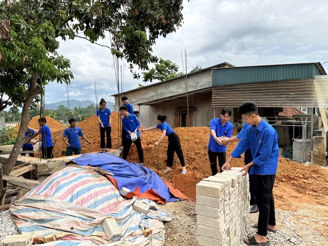 Đoàn viên thanh niên góp gạch, giúp Bí thư chi đoàn bản nghèo xây nhà ở ảnh 4