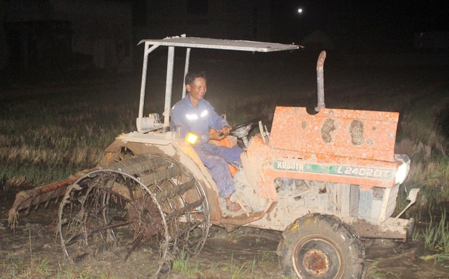 Nông dân đội đèn làm đất, cấy lúa đêm tránh nắng nóng ảnh 2