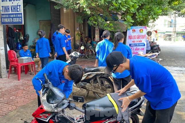 Một ngày rửa xe thu tiền triệu, bạn trẻ gây quỹ tặng trẻ em nghèo ảnh 2