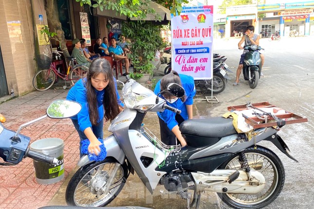 Một ngày rửa xe thu tiền triệu, bạn trẻ gây quỹ tặng trẻ em nghèo ảnh 3