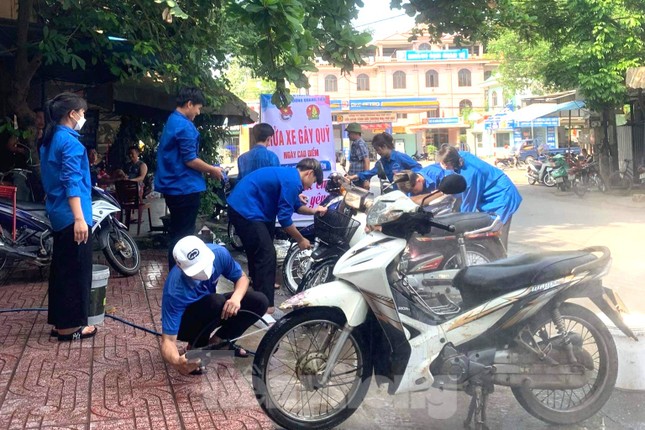 Một ngày rửa xe thu tiền triệu, bạn trẻ gây quỹ tặng trẻ em nghèo ảnh 1