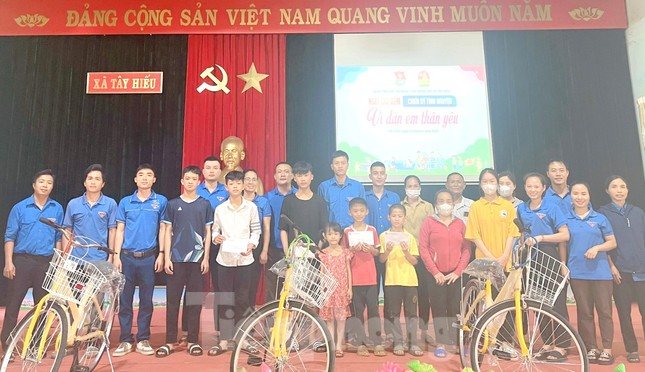 Một ngày rửa xe thu tiền triệu, bạn trẻ gây quỹ tặng trẻ em nghèo ảnh 10