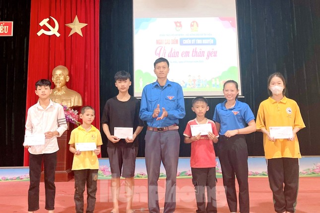 Một ngày rửa xe thu tiền triệu, bạn trẻ gây quỹ tặng trẻ em nghèo ảnh 9