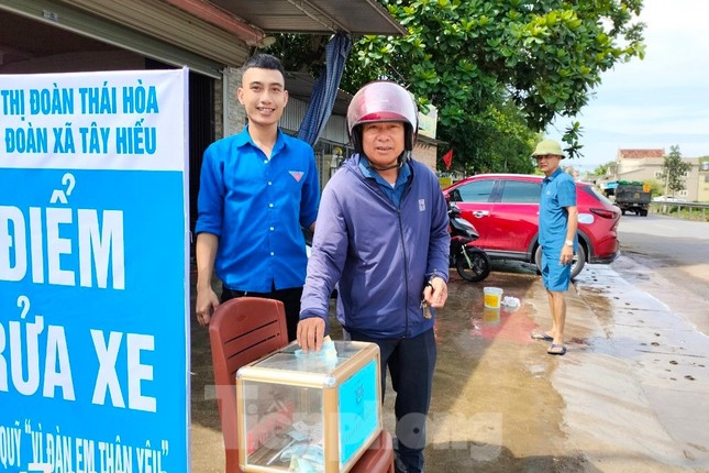 Một ngày rửa xe thu tiền triệu, bạn trẻ gây quỹ tặng trẻ em nghèo ảnh 7