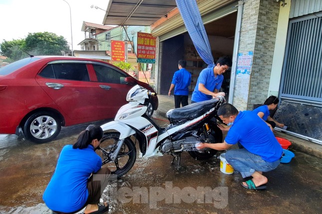 Một ngày rửa xe thu tiền triệu, bạn trẻ gây quỹ tặng trẻ em nghèo ảnh 6