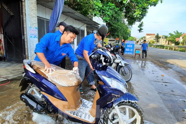 Một ngày rửa xe thu tiền triệu, bạn trẻ gây quỹ tặng trẻ em nghèo ảnh 5
