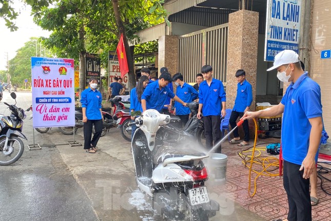 Một ngày rửa xe thu tiền triệu, bạn trẻ gây quỹ tặng trẻ em nghèo ảnh 4
