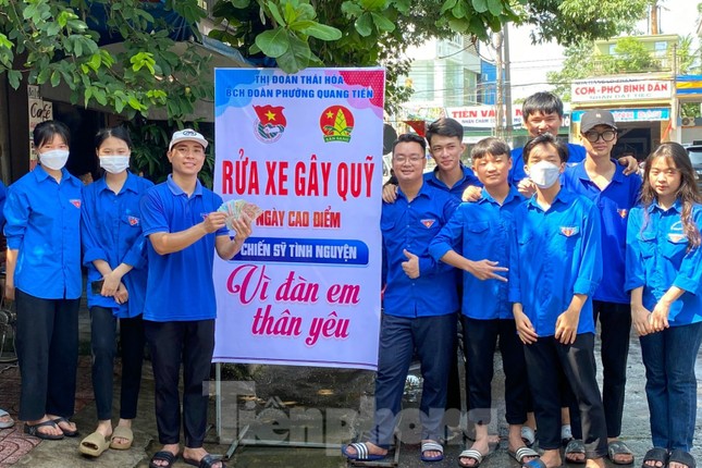 Một ngày rửa xe thu tiền triệu, bạn trẻ gây quỹ tặng trẻ em nghèo ảnh 8