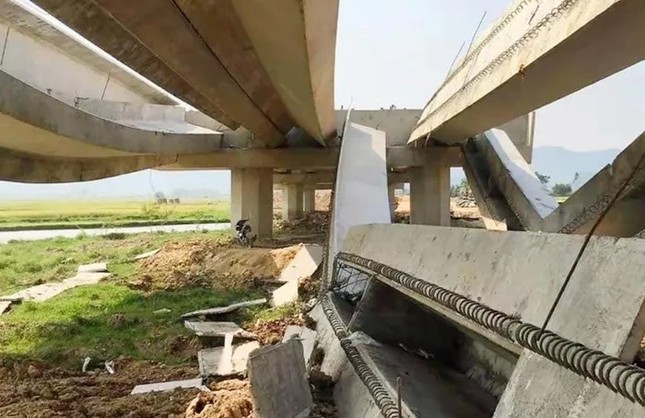 Sập nhiều phiến dầm trên cao tốc Diễn Châu - Bãi Vọt ảnh 1