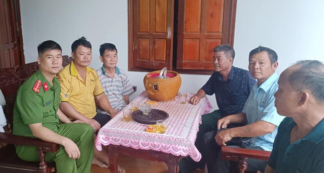 Thợ đào giếng bị ngạt khí ngất xỉu dưới giếng sâu 13m ảnh 2