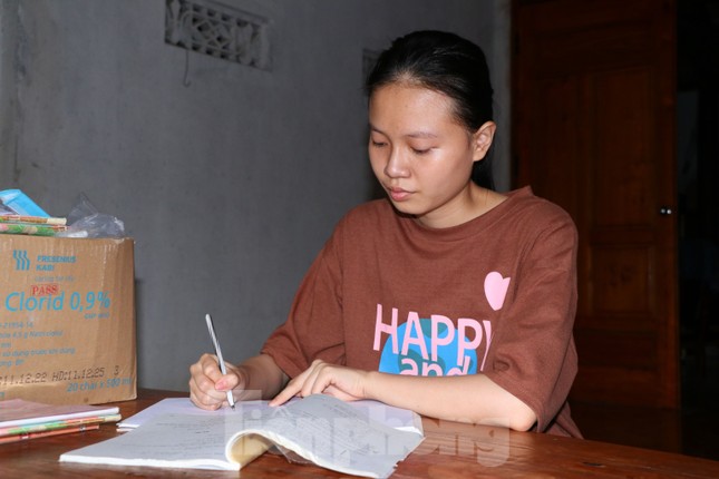 Nữ sinh mồ côi được trường Đại học Kinh tế Nghệ An cấp học bổng toàn phần ảnh 2