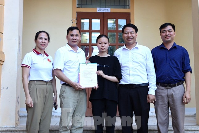 Nữ sinh mồ côi được trường Đại học Kinh tế Nghệ An cấp học bổng toàn phần ảnh 1