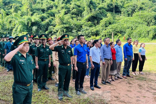 Trang nghiêm lễ chào cờ tại cột mốc biên giới Việt - Lào ảnh 1