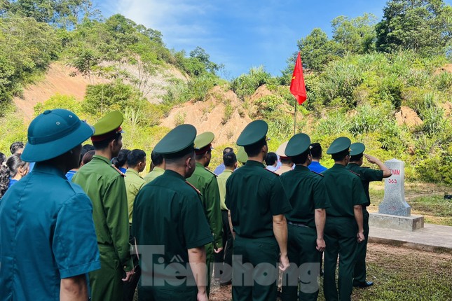 Trang nghiêm lễ chào cờ tại cột mốc biên giới Việt - Lào ảnh 2