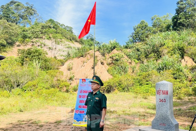 Trang nghiêm lễ chào cờ tại cột mốc biên giới Việt - Lào ảnh 3
