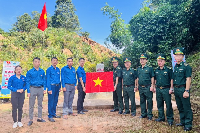 Trang nghiêm lễ chào cờ tại cột mốc biên giới Việt - Lào ảnh 4