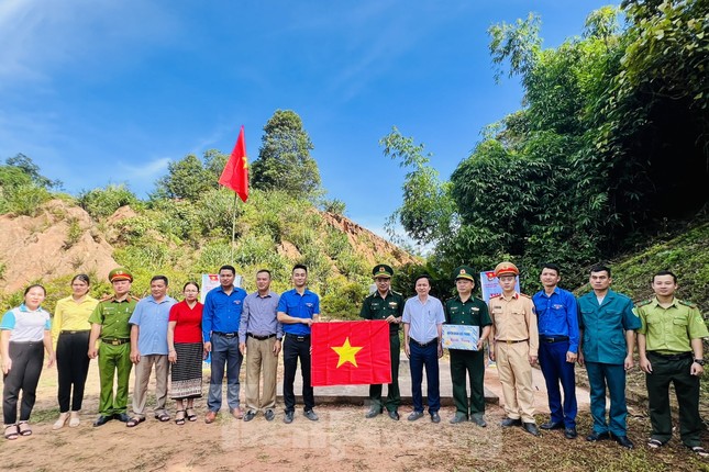Trang nghiêm lễ chào cờ tại cột mốc biên giới Việt - Lào ảnh 5