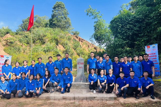 Trang nghiêm lễ chào cờ tại cột mốc biên giới Việt - Lào ảnh 6
