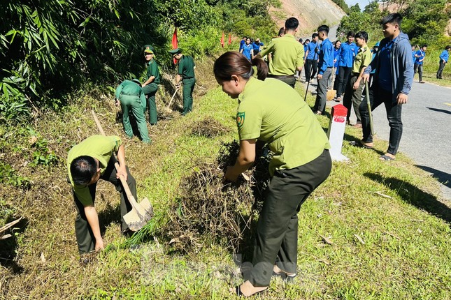 Trang nghiêm lễ chào cờ tại cột mốc biên giới Việt - Lào ảnh 9