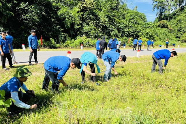 Trang nghiêm lễ chào cờ tại cột mốc biên giới Việt - Lào ảnh 7