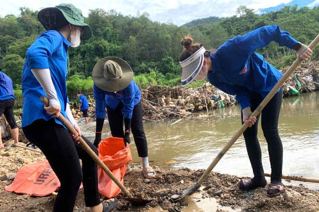 Thanh niên làm đập dẫn nước vào ruộng cho bà con vùng cao ảnh 6