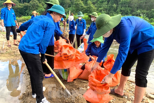 Thanh niên làm đập dẫn nước vào ruộng cho bà con vùng cao ảnh 2