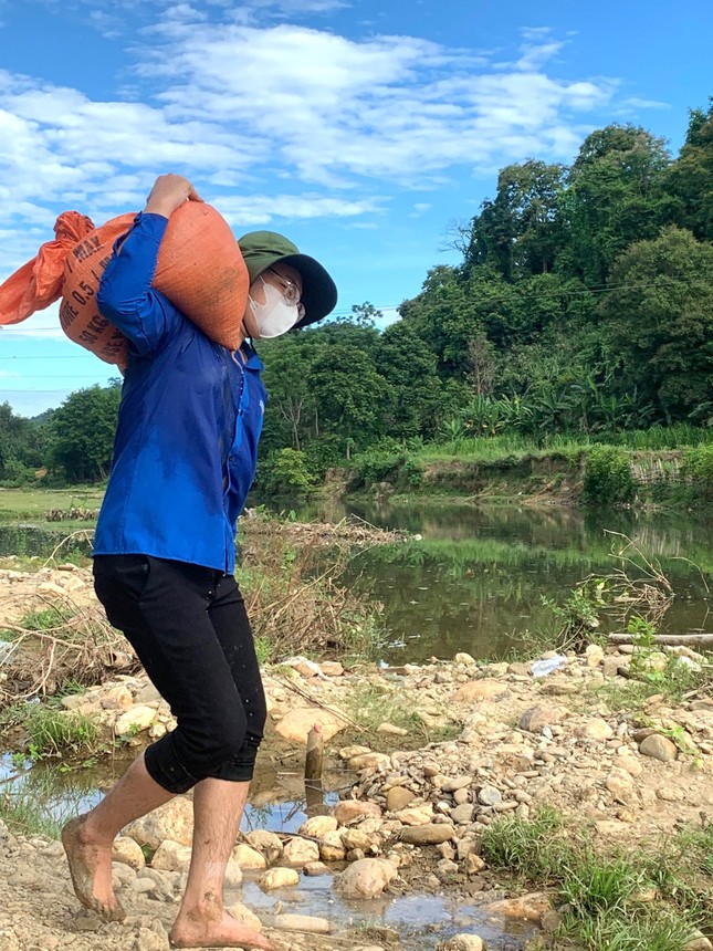 Thanh niên làm đập dẫn nước vào ruộng cho bà con vùng cao ảnh 5