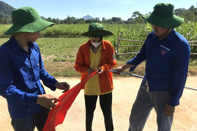 Thanh niên tình nguyện làm đường cờ, sửa chữa điện cho bà con bản làng ảnh 5