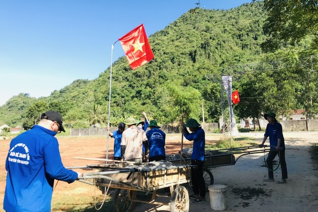 Thanh niên tình nguyện làm đường cờ, sửa chữa điện cho bà con bản làng ảnh 6