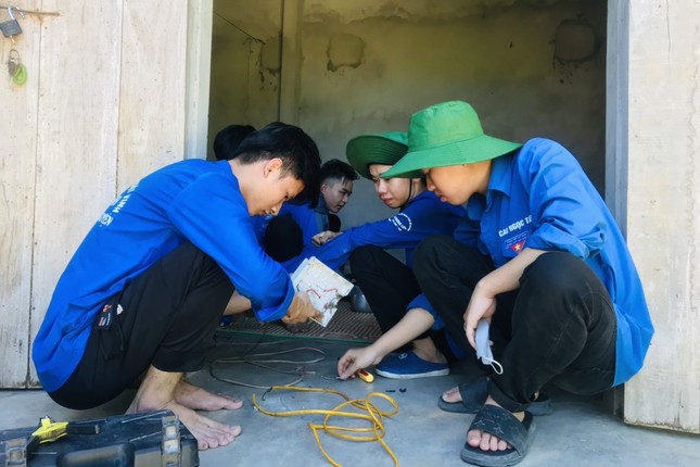 Thanh niên tình nguyện làm đường cờ, sửa chữa điện cho bà con bản làng ảnh 7