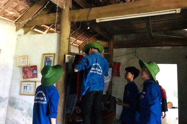 Thanh niên tình nguyện làm đường cờ, sửa chữa điện cho bà con bản làng ảnh 10