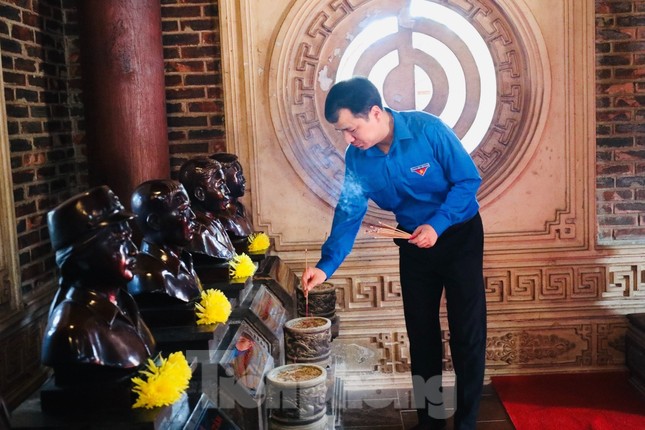 Bí thư T.Ư Đoàn dâng hoa, dâng hương tại khu Di tích lịch sử Quốc gia Truông Bồn ảnh 2