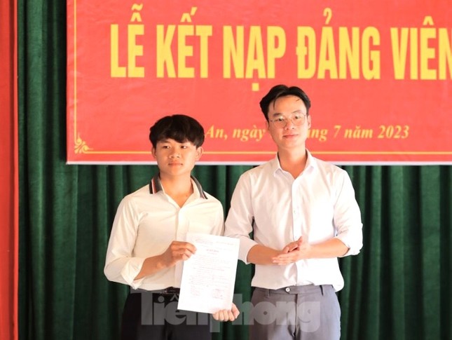 Hai chiến sĩ tình nguyện Mùa hè xanh được kết nạp Đảng ảnh 1