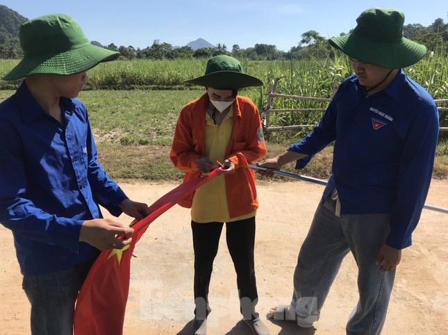 Hai chiến sĩ tình nguyện Mùa hè xanh được kết nạp Đảng ảnh 3