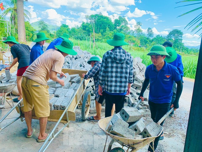 Hai chiến sĩ tình nguyện Mùa hè xanh được kết nạp Đảng ảnh 6