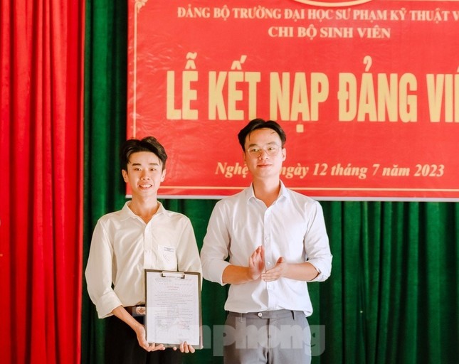 Hai chiến sĩ tình nguyện Mùa hè xanh được kết nạp Đảng ảnh 2