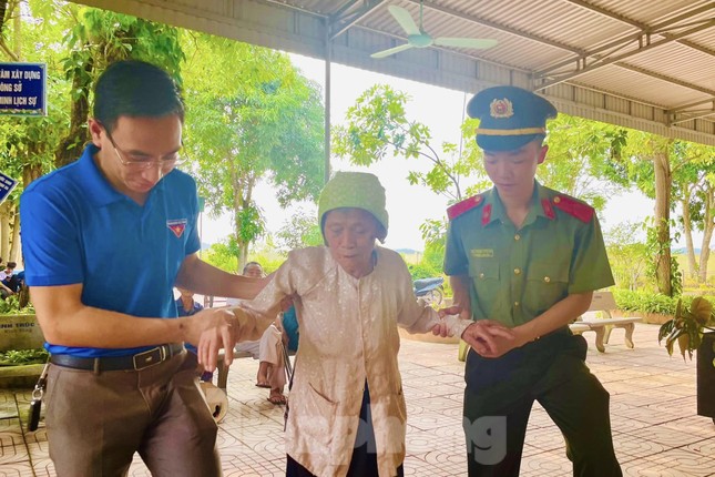 Hơn 8.000 đoàn viên, thanh niên Nghệ An ra quân cao điểm Chiến dịch Hành quân xanh ảnh 8