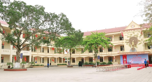 Thủ khoa khối A00 tỉnh Nghệ An là con nhà nông, không có điều kiện đi học thêm ảnh 1