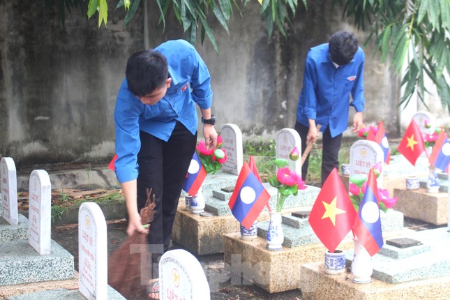 ‘Áo xanh’ chỉnh trang khuôn viên Nghĩa trang liệt sĩ quốc tế Việt Lào ảnh 8