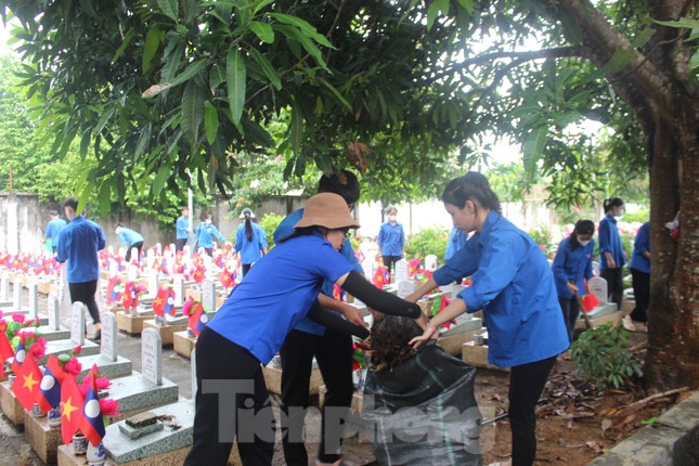 ‘Áo xanh’ chỉnh trang khuôn viên Nghĩa trang liệt sĩ quốc tế Việt Lào ảnh 6