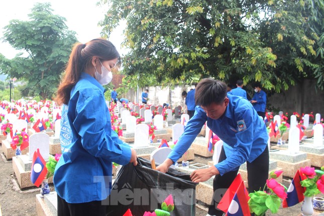 ‘Áo xanh’ chỉnh trang khuôn viên Nghĩa trang liệt sĩ quốc tế Việt Lào ảnh 5