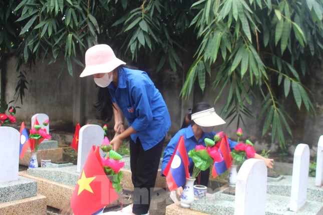 ‘Áo xanh’ chỉnh trang khuôn viên Nghĩa trang liệt sĩ quốc tế Việt Lào ảnh 3
