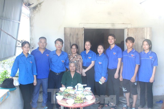 ‘Áo xanh’ chỉnh trang khuôn viên Nghĩa trang liệt sĩ quốc tế Việt Lào ảnh 9