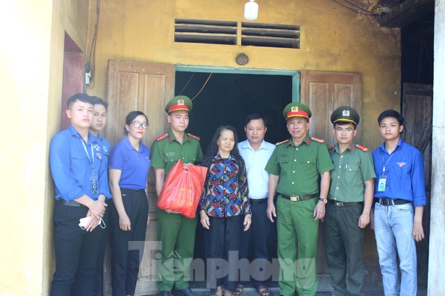 ‘Áo xanh’ chỉnh trang khuôn viên Nghĩa trang liệt sĩ quốc tế Việt Lào ảnh 10