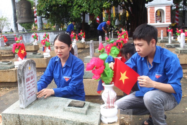 ‘Áo xanh’ chỉnh trang khuôn viên Nghĩa trang liệt sĩ quốc tế Việt Lào ảnh 7